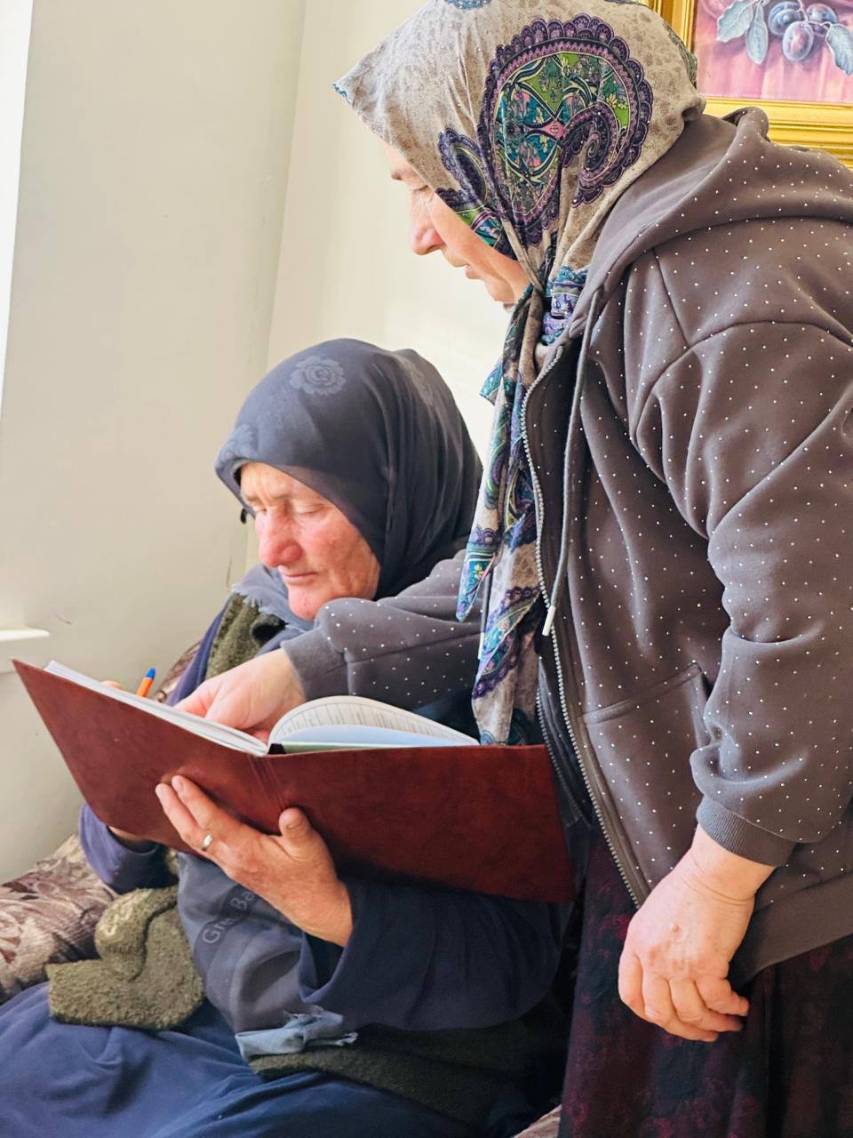 Социальный работник социального обслуживания на дому отделения № 2 селении Данух Алхузурова Патимат   посещает свою подопечную оказывает ей социальную услугу  согласно  утвержденному графику посещения